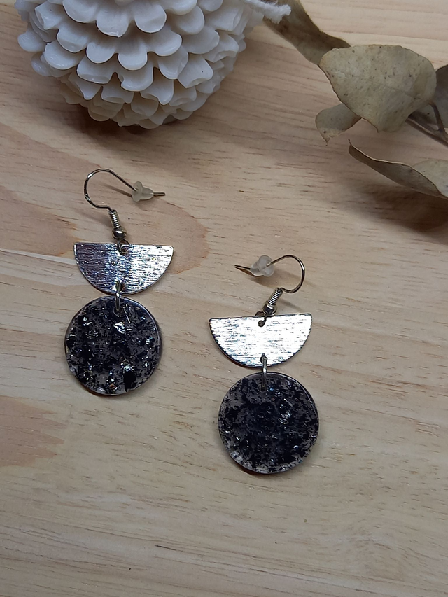 Boucles d&#039;oreilles Résine - rond résine avec paillettes en majorité noires et demi disque métal