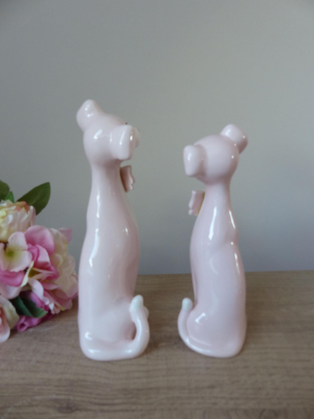Couple de Chiens Romantiques en Céramique Blanc et Rose, Déco Poétique pour Chambre d’Enfant ou Cadeau Tendre à Offrir -