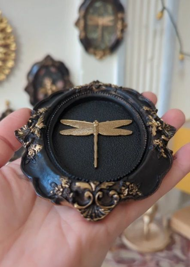 Cadre baroque doré vieilli libellule