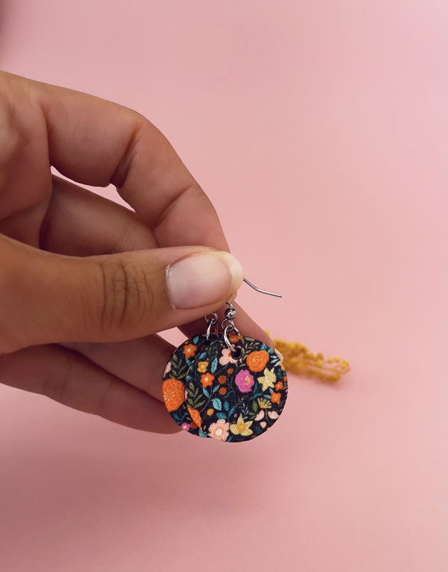 Boucles d'oreilles carton et tissu imprimé, petites rondes, collection « 1001 fleurs » - fond noir et motifs fleuris multicolores