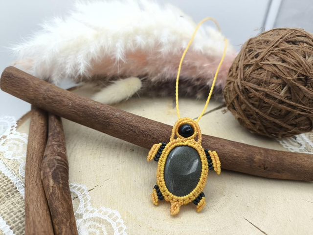 Collier pendentif tortue jaune pierre obsidienne dorée 