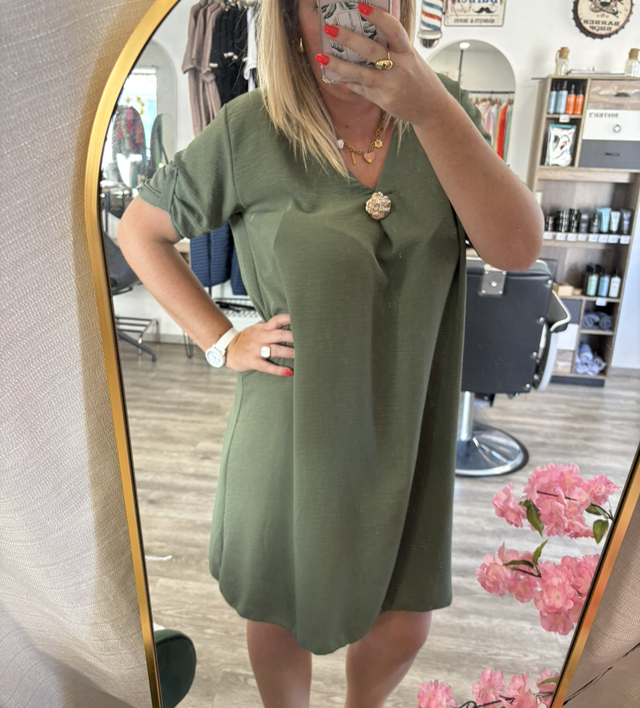 Robe kaki avec bijoux doré 