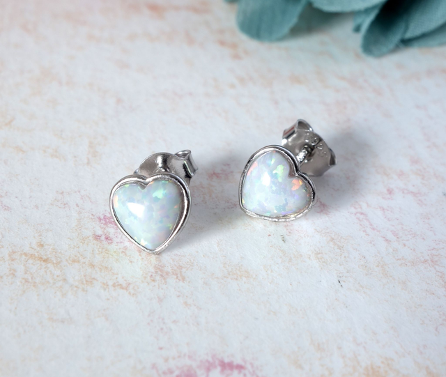 Pendientes de presión de corazón con ópalo blanco.