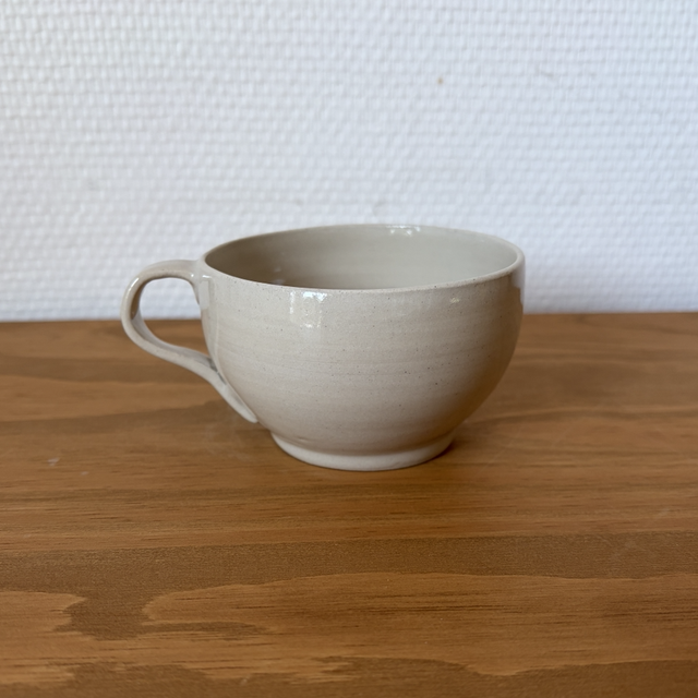 Tasse à café artisanale en grès beige avec anse