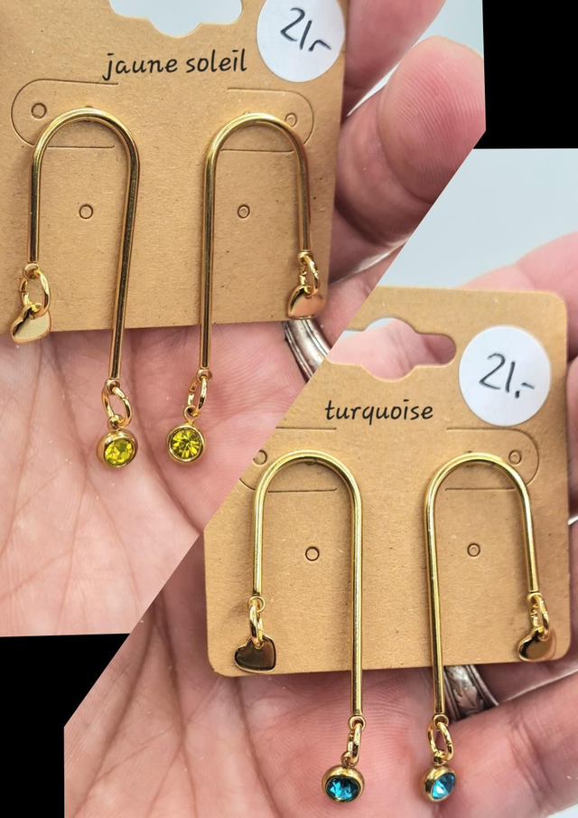 Clous d'oreilles "Jenny" en acier inoxydable or + strass (coloris à choix)