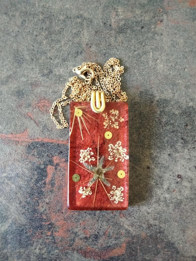 Pendentif en résine époxy avec inclusion de fleurs séchées monté sur chaine en acier inoxydable couleur or 