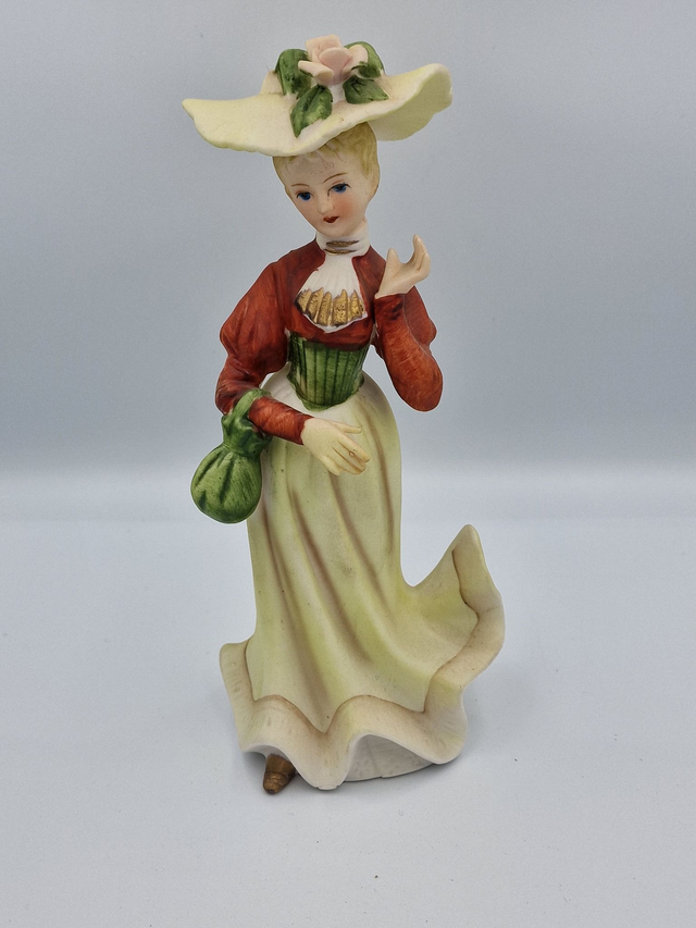 Statuette femme au chapeau biscuit