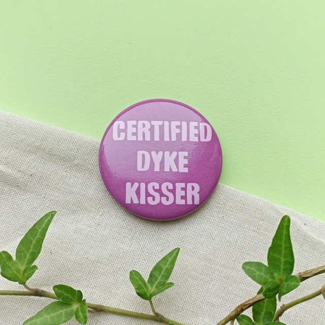 certified dyke kisser - pin badge 
