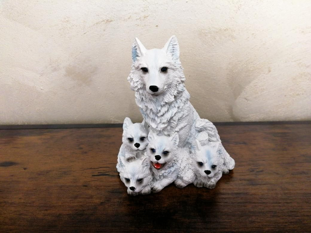 Loup blanc bébés assis