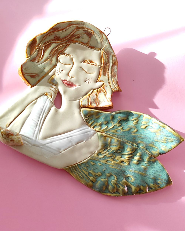 Wróżka z zielonymi skrzydłami i ptaszkiem