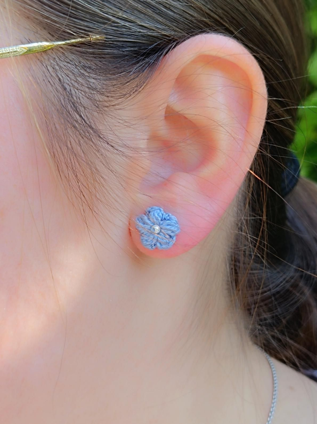 Puces d'oreilles SYDNEY en Micro-Crochet - Fait Main - Bleu Ciel 
