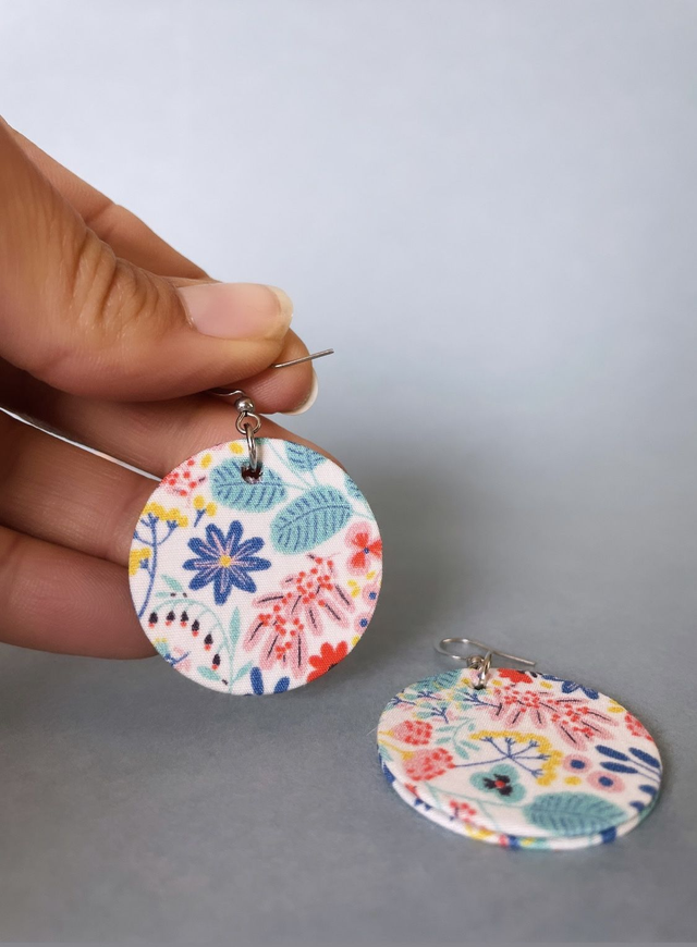 Boucles d'oreilles carton et tissu imprimé végétal de forme ronde, collection « champêtre » - tons blanc, bleu, rouge, jaune, vert.