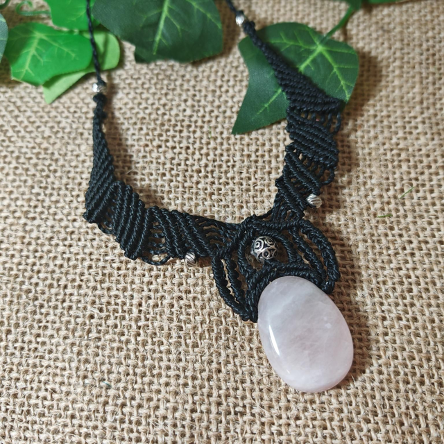 Collier micro macramé quartz rose