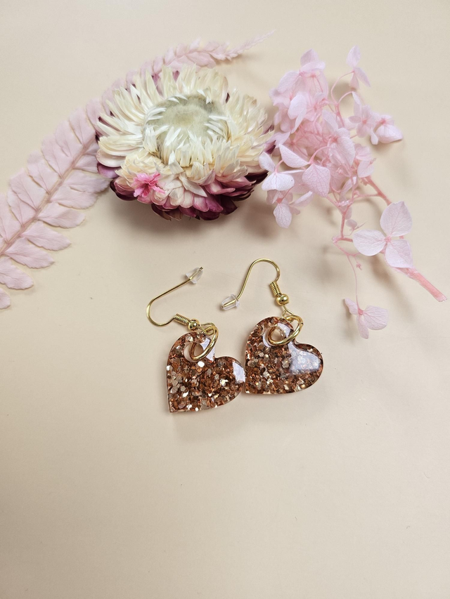 Boucles d&#039;oreilles en résine - Cœurs penchés pailletés roses