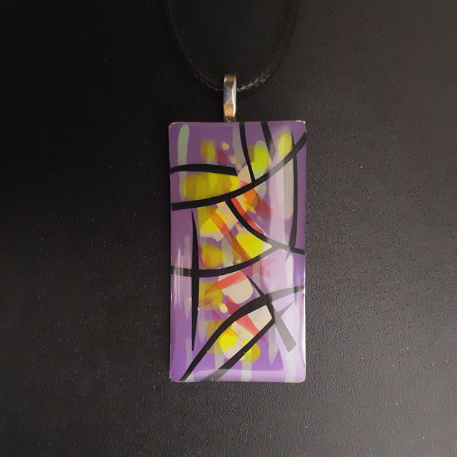 Pendentif rectangle collection Ethnique-fond violet et décor rouge et jaune-incrustation noire