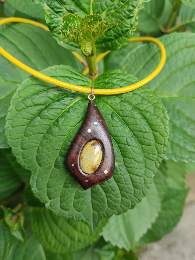 Pendentif en Bois d'Ébène de Macassar, Opale Verte, Laiton et Cordon Cuir 