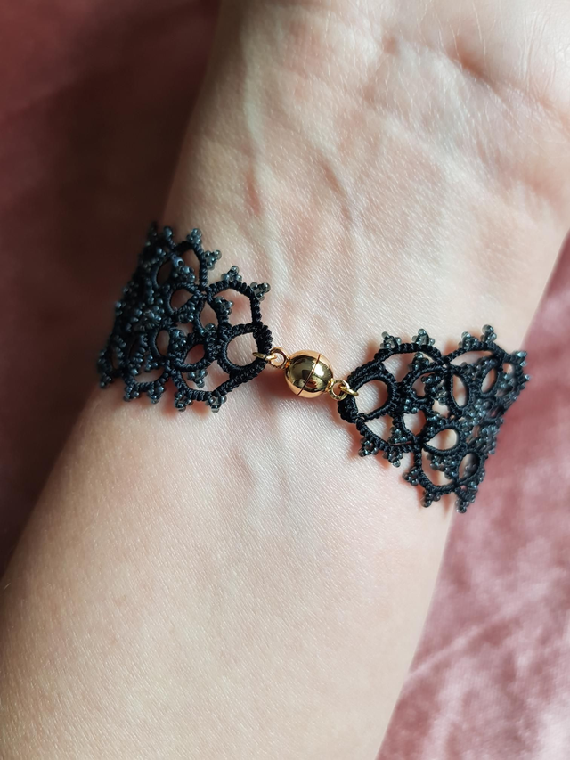 Bracelet manchette en dentelle Anna - noir avec perles noires