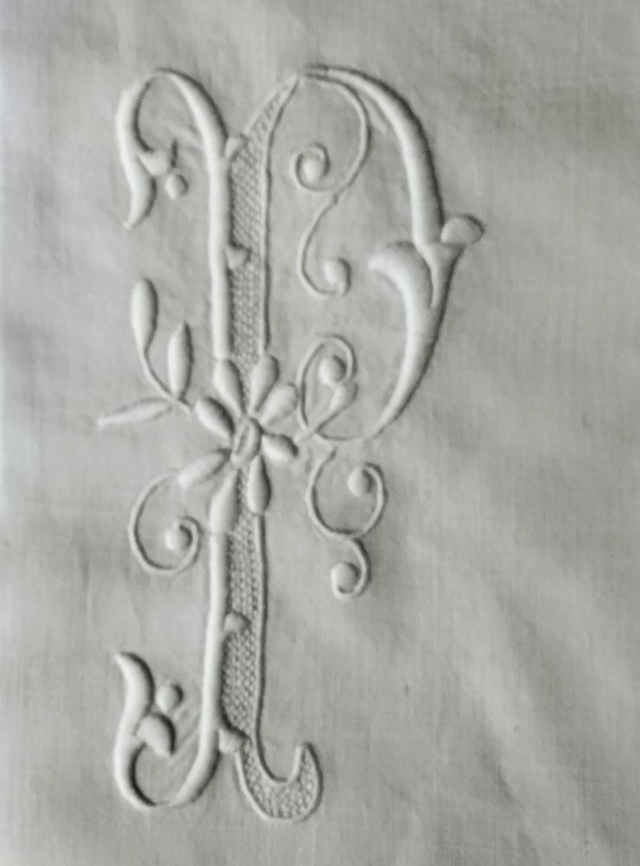 Monogramme P sur morceau de lin fin