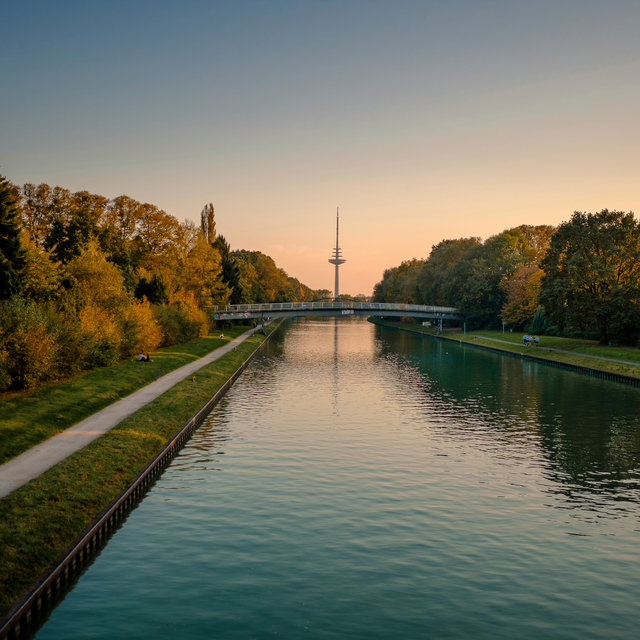 Kanal mit Fernmeldeturm