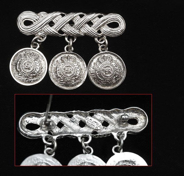 Broche blason ER Vintage Agatha  (collector)