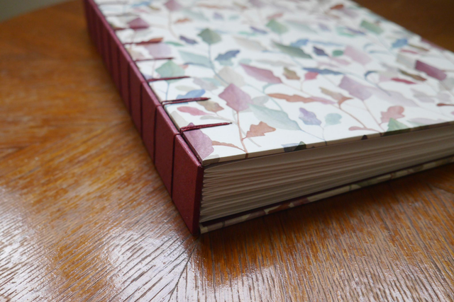 Album photos A4 relié à la main - feuilles bordeaux