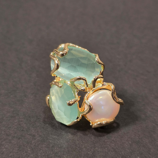 Anello in filo di bronzo placcato oro 24k, con Occhi di gatto turchese e perla