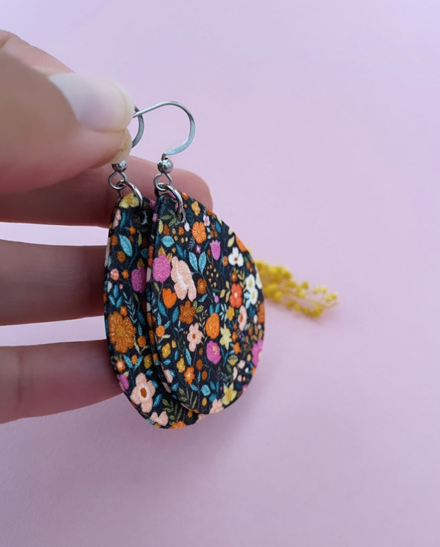 Boucles d'oreilles carton et tissu forme grandes gouttes, collection "1001 fleurs" - fond noir et motifs fleuris multicolores