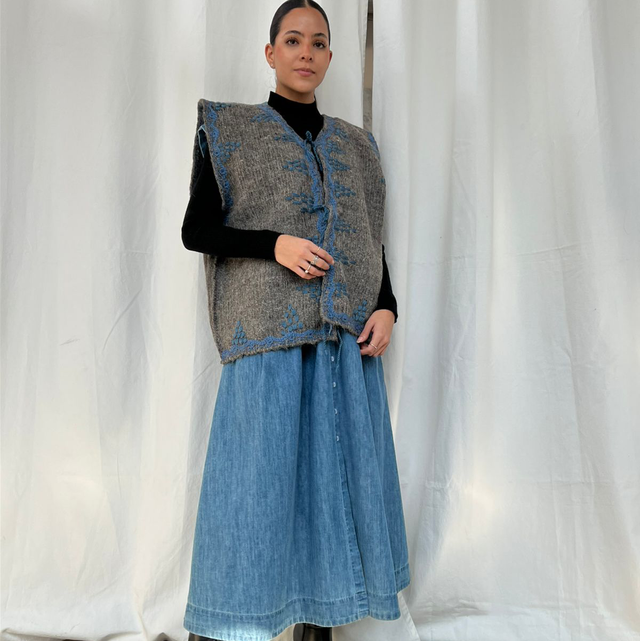 5.7 chaleco lana gris con bordado azul 