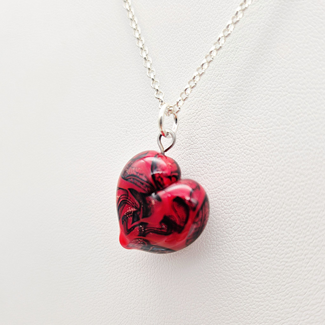 Pendentif Cœur rouge avec fil noir et aventurine dorée 1