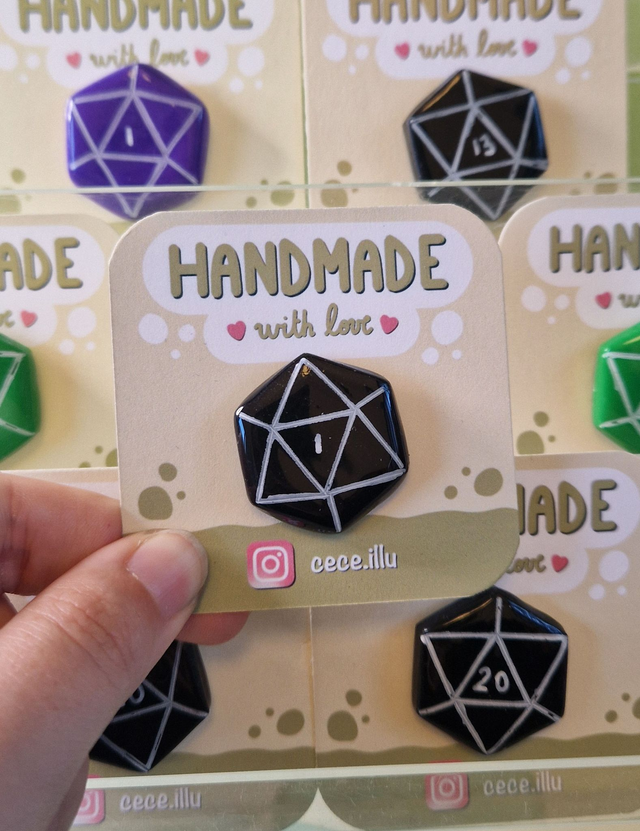 Pin's peints à la main - dés 20