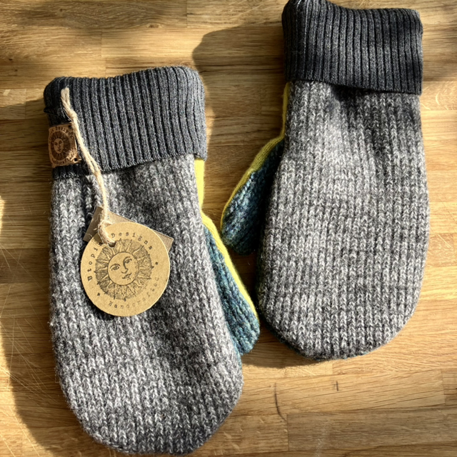 Grey colour pop Mittens