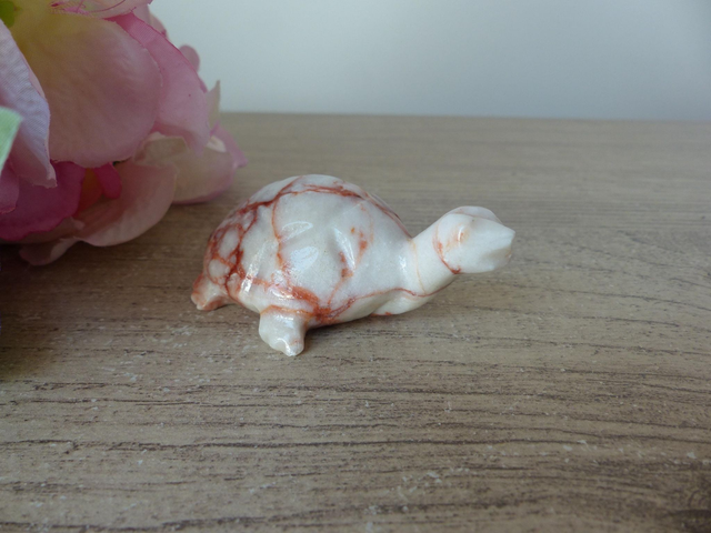 Sculpture de tortue en pierre jaspe veiné rouge, figurine tortue pierre de guérison, cadeau collection petits animaux en pierre artisanat