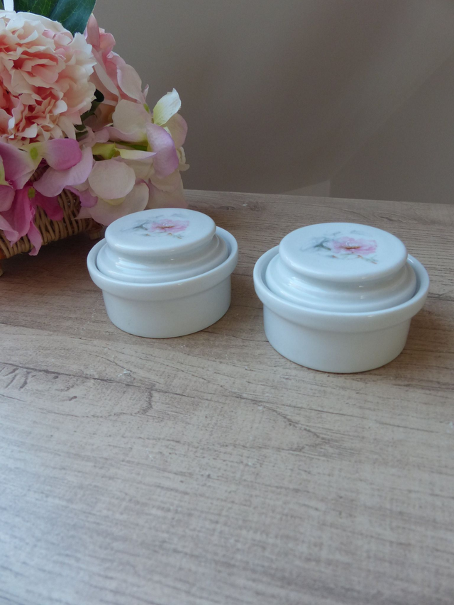 Deux petits ramequins avec couvercle en porcelaine Pillivuyt, mini beurriers, petites terrines, cuisine française Vintage