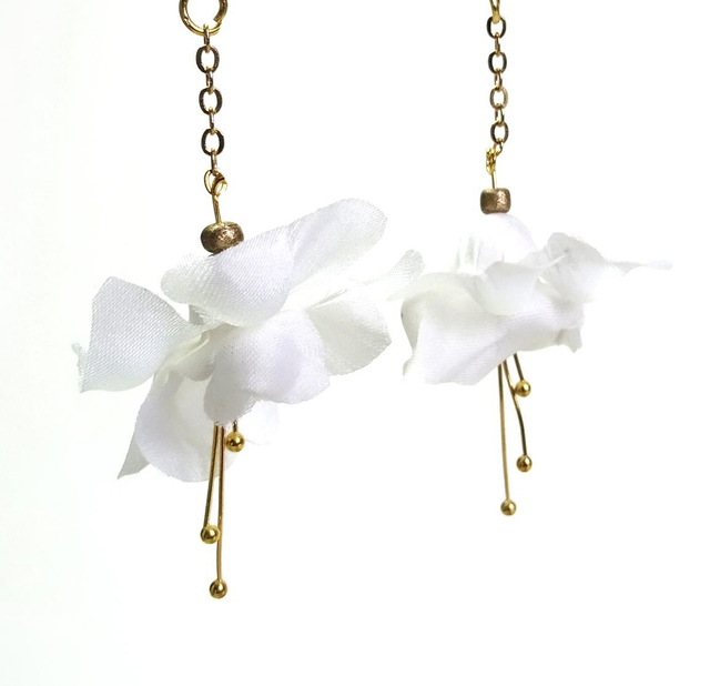 Boucles d'oreilles soie blanche