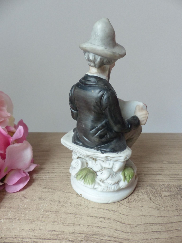 Figurine viel homme assis sur un banc de parc, homme avec chapeau et fumant une pipe, statuette biscuit d'homme avec livre, Taïwan Vintage