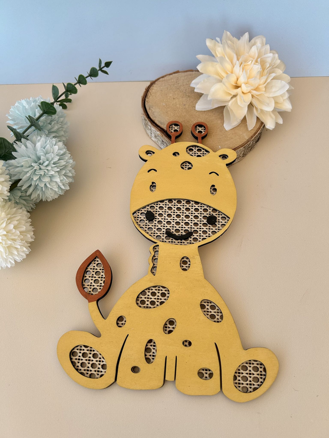 Girafe en bois effet rotin 