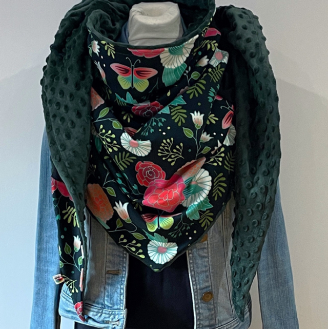 Maxi chèche, châle , écharpe rose, blanche et verte doublée en polaire minky vert foncé « Happy Carmen Green»