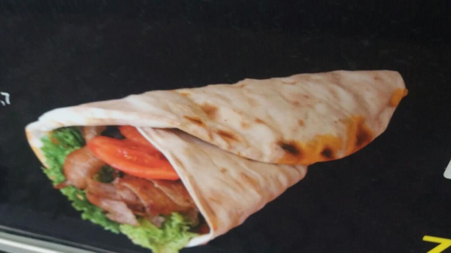 Dürüm Mit Fleisch Salat und Käse 