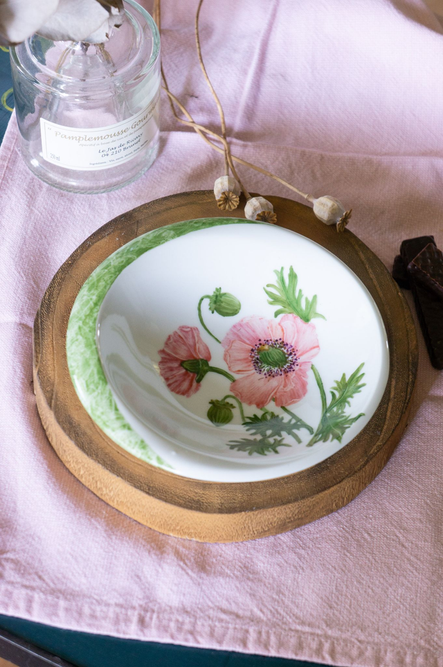 Coupelle en porcelaine peinte à la main, fleurs de pavots rose saumon et bord marbré vert, décoration ou usage quotidien