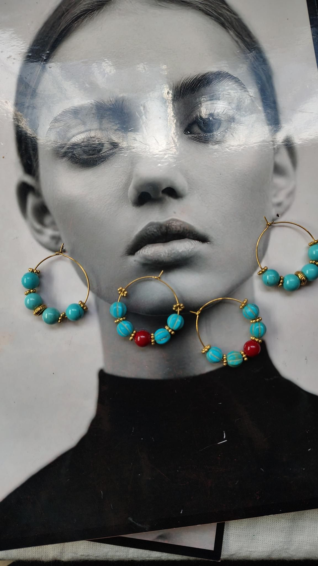 Orecchini a cerchio con pietre 