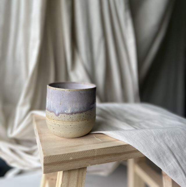 Cappuccinobecher mit beige-lila Glasur 