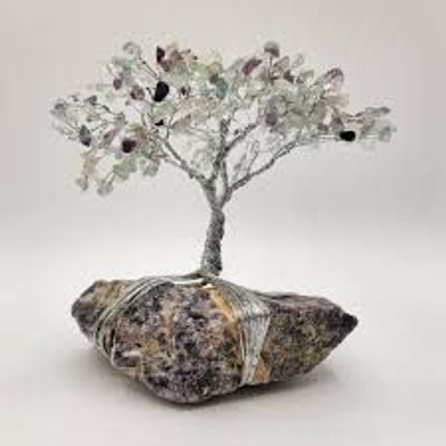 Fluorit in Form eines Baumes,Silberdraht mit Amethystbasis
