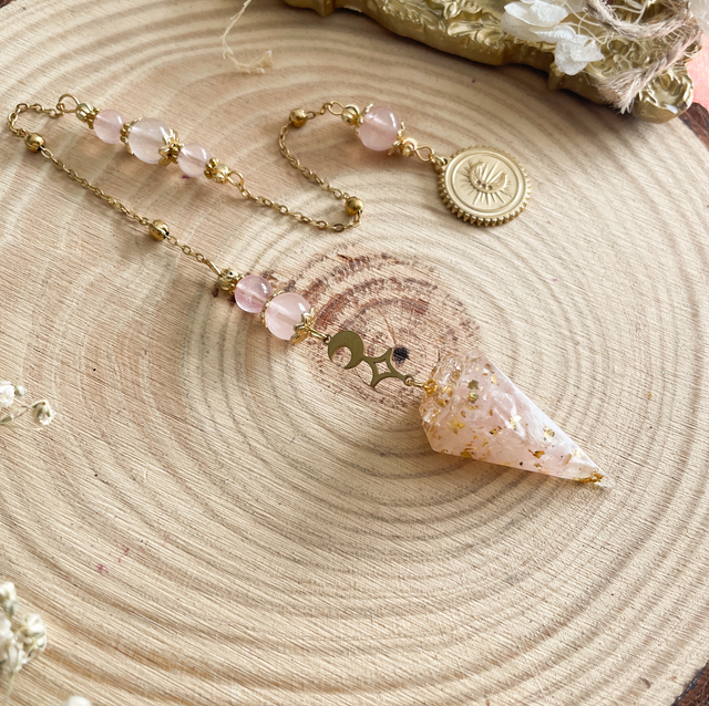 Pendule divinatoire en quartz rose, médaillon lune