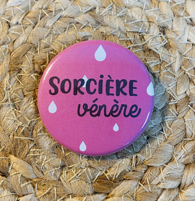 Badge &quot;pour les meufs&quot; Sorcière vénère