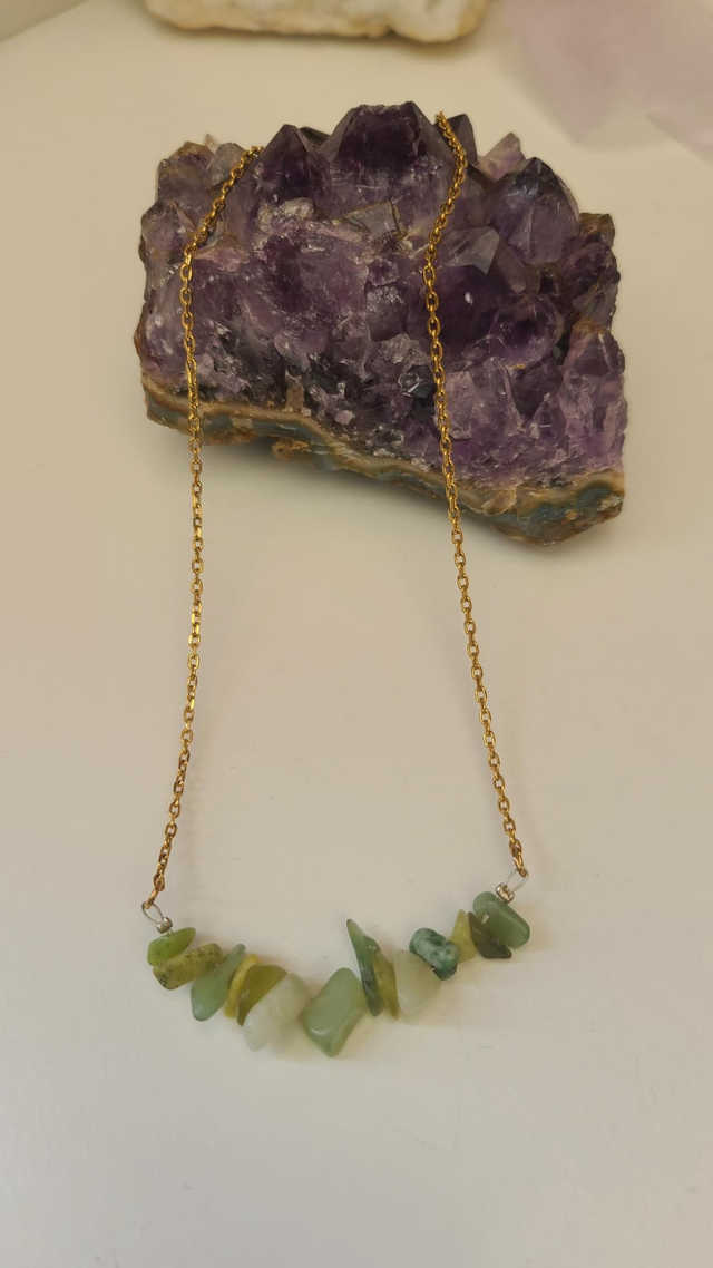 Collier avec mélange de pierre verte naturelle. 