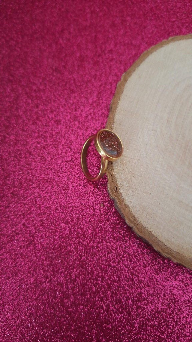 Bague ronde réglable dorée paillettes bordeaux 