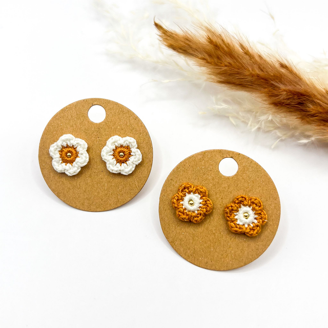 Puces d’oreilles fleurs Fleurettes ~ Terracotta / Blanc