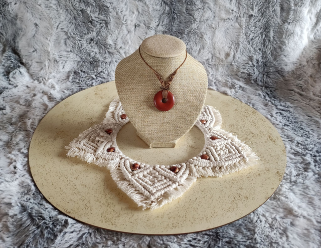 Collier marron avec jaspe rouge