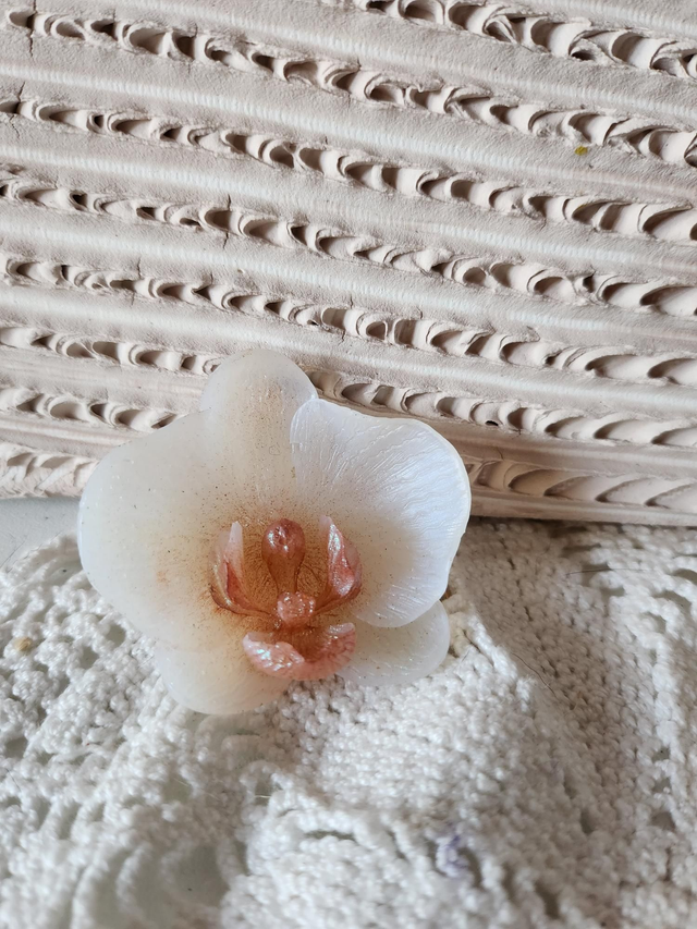 Broche orchidée blanche résine 