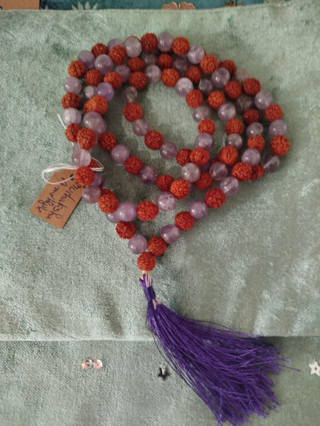 🪷 Mala Rudraksha &amp; Améthyste – Protection &amp; Sagesse